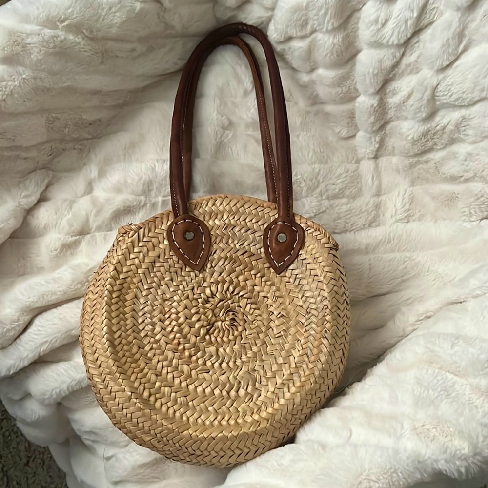 Handwoven straw shoulder bag